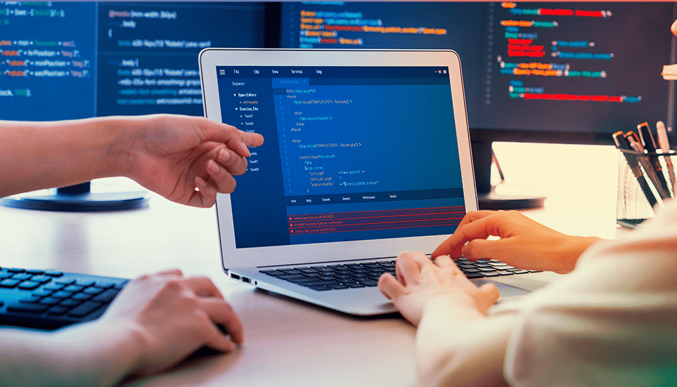 Personnes travaillant sur du code