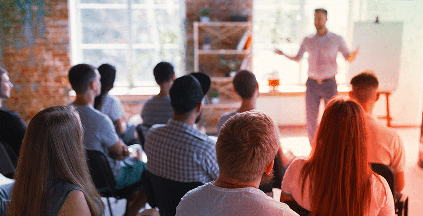 un groupe écoutant une présentation