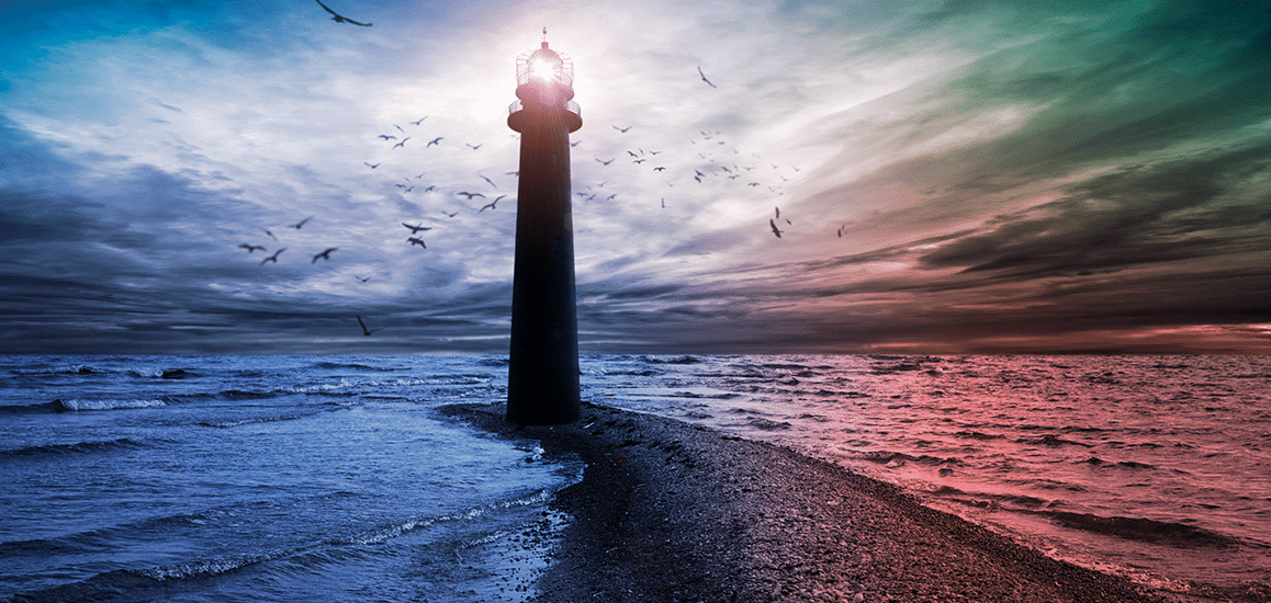 phare éclairant l'eau